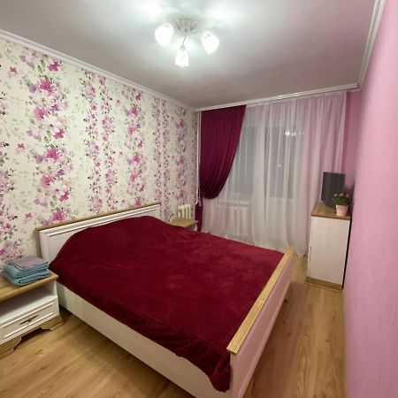 Затишна 2-Х Кімнатна Квартира - Дім Kamianets-Podilskyi Luaran gambar